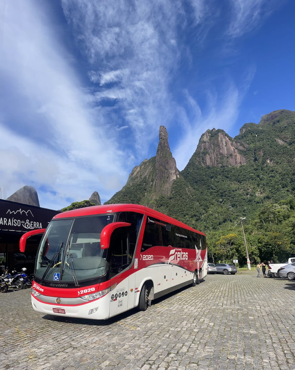 Expresso Freitas — Carro 2020 frente montanhas